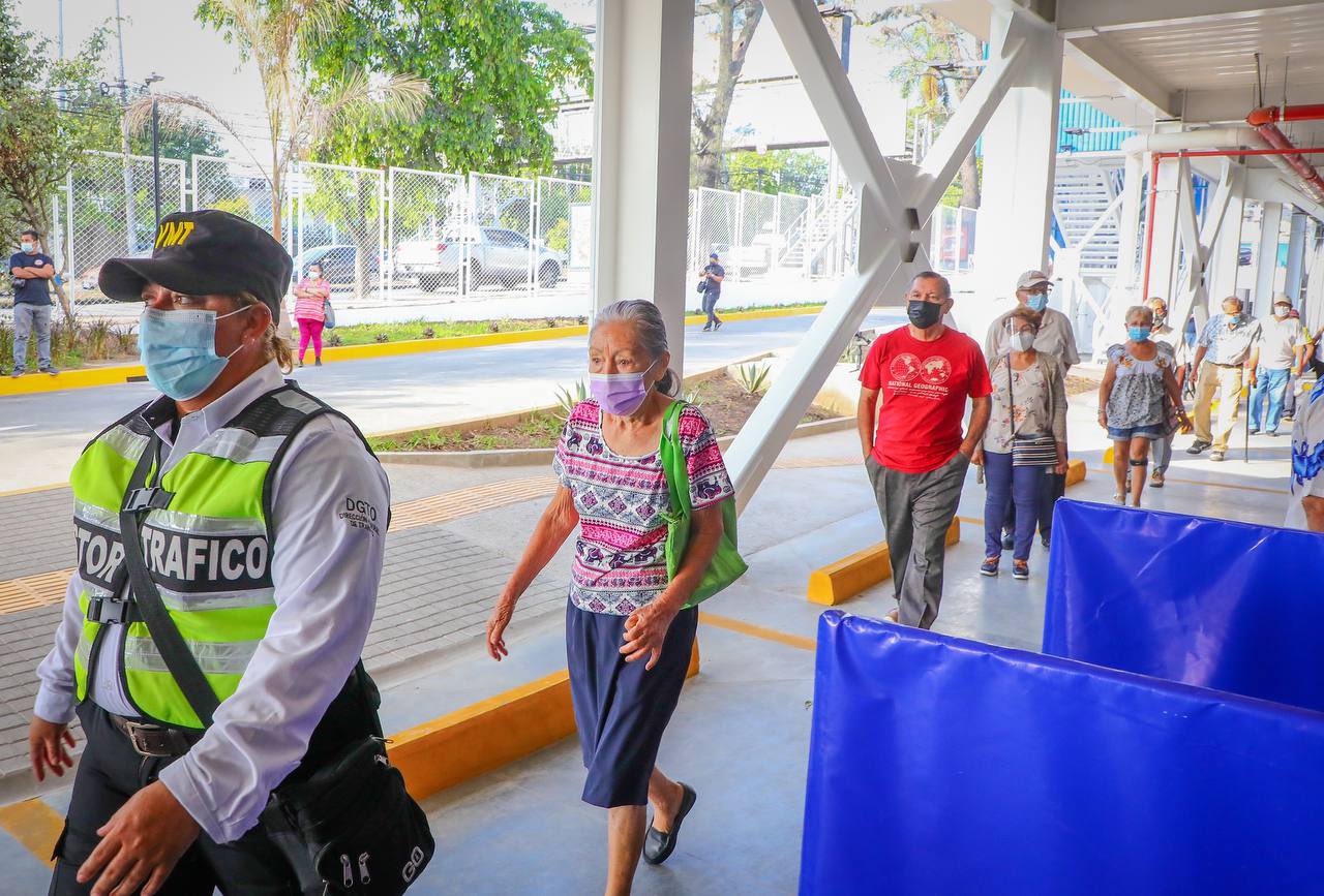 Gobierno traslada a salvadoreños hacia el Megacentro de Vacunación en el Hospital El Salvador gobierno-traslada-a-salvadorenos-hacia-el-megacentro-de-vacunacion-en-el-hospital-el-salvador